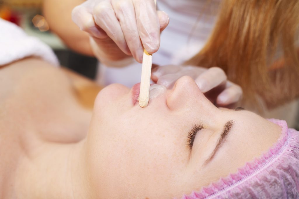 Application de cire sur la lèvre supérieure
